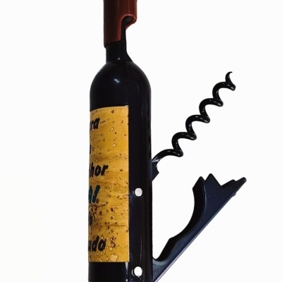 Abridor de garrafas em forma de garrafa de vinho com rótulo amarelo e ferramenta preta