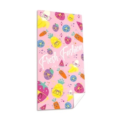 Toalha rosa com frutas coloridas e texto 'Fresh Fashion'