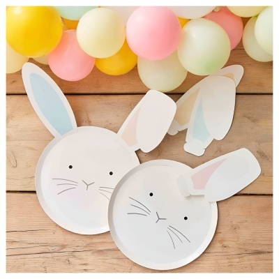 Pratos de papel com desenhos de coelhos e balões coloridos ao fundo