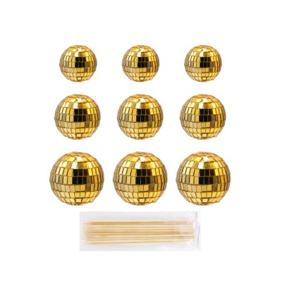 Conjunto de bolas de espelho douradas e palitos de madeira