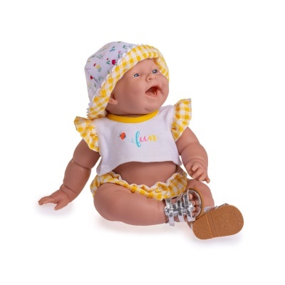 Boneca bebé com roupa amarela e branca e chapéu com flores.
