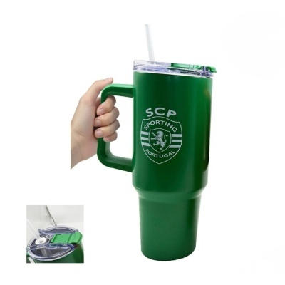 Copo térmico verde SCP Sporting Portugal com asa e tampa transparente com canudo.