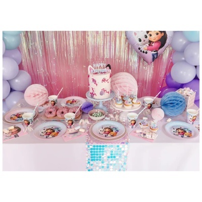 Mesa decorada para festa infantil com personagens em copos, pratos, bolo e balões coloridos