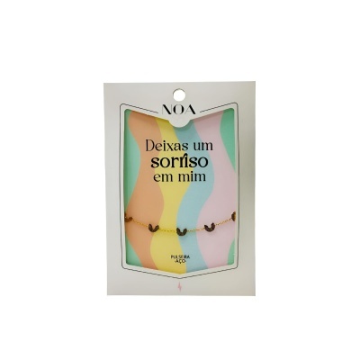 Pulseira de aço com corações dourados em cartão colorido NOA