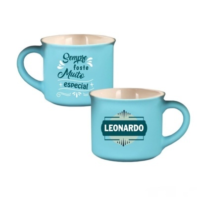 Duas canecas azuis com texto em português e nome Leonardo