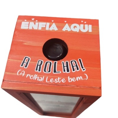Caixa de madeira laranja com texto e orifício para rolha no topo