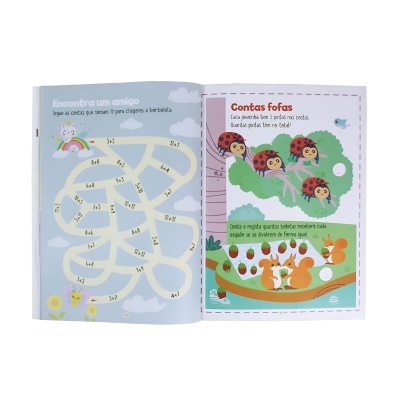 Livro infantil educativo aberto com exercícios de matemática e ilustrações coloridas.