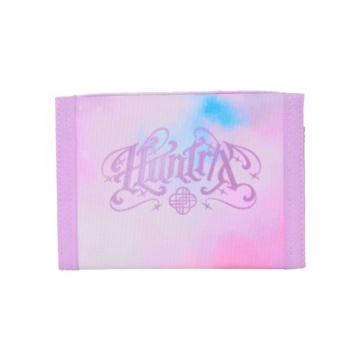 Carteira em tecido com padrão tie-dye e texto decorativo lilás.