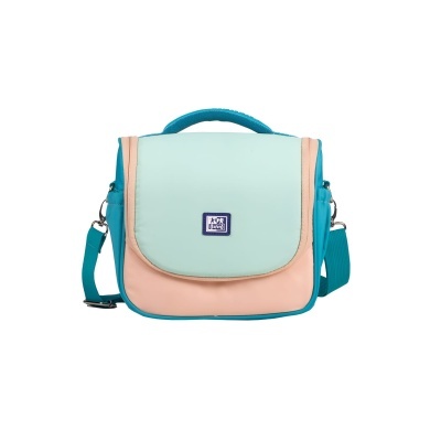 Saco de ombro quadrado em tecido azul turquesa, bege e verde água com alça ajustável e emblema frontal