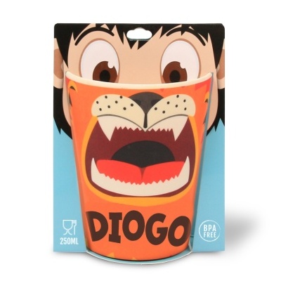 Copo infantil com design de leão e nome DIOGO em embalagem azul.