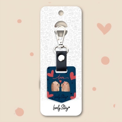 Porta-chaves com ursos e corações em fundo azul, embalagem branca com padrão cinza