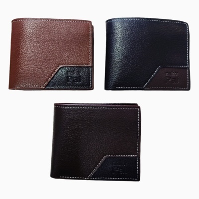 Três carteiras de couro em castanho, azul escuro e preto com detalhe de relevo e costura visível