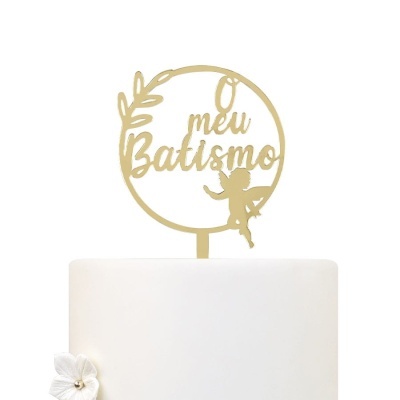 Topo de bolo dourado com texto O meu Batismo e decoração de anjo em bolo branco