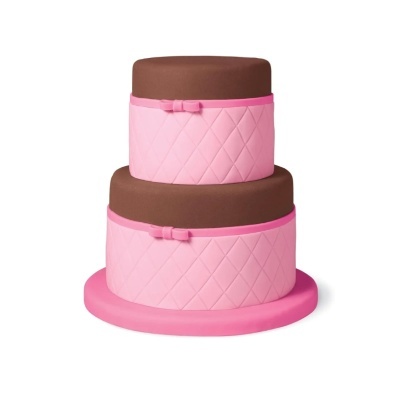 Bolo de dois andares com cobertura rosa e marrom sobre base rosa