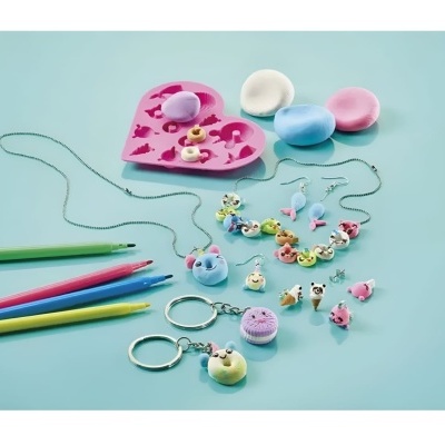 Vários acessórios coloridos, lápis, bijuterias e decoração sobre fundo azul claro