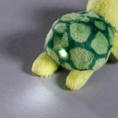 Parte traseira de brinquedo de peluche tartaruga com luz LED acesa
