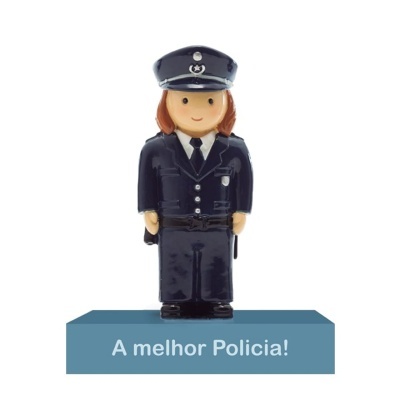 Boneco de polícia em uniforme azul escuro sobre base azul com texto