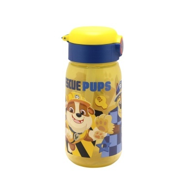 Garrafa amarela com tampa azul e amarela e personagens animados