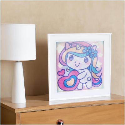 quadro decorativo com unicórnio colorido junto a candeeiro branco