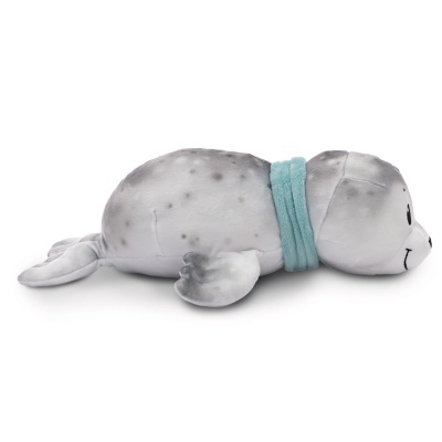 Pelúcia de foca cinzenta com colar azul claro.