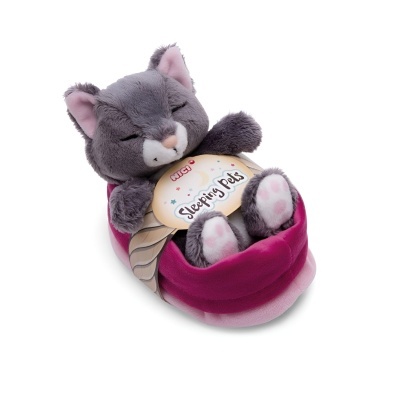 Pelúcia de gato cinzento a dormir numa cama cor-de-rosa com etiqueta Sleeping Pets