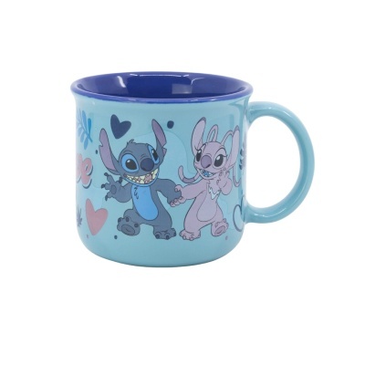 Caneca azul com personagens de desenho animado e corações