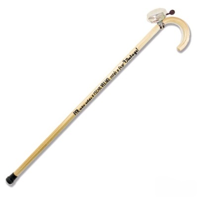 Bengala de madeira clara com pega curva e inscrição preta