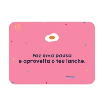 Cartão cor-de-rosa com desenho de ovo e texto motivacional em português
