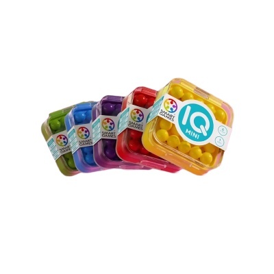 Caixas coloridas transparentes com bolas e rótulos SMART GAMES e IQ MINI