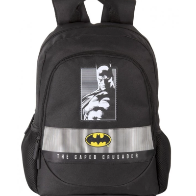 mochila preta com estampa do Batman e texto THE CAPED CRUSADER