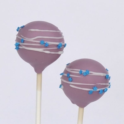 Dois cake pops malva com decoração branca e azul em palitos brancos
