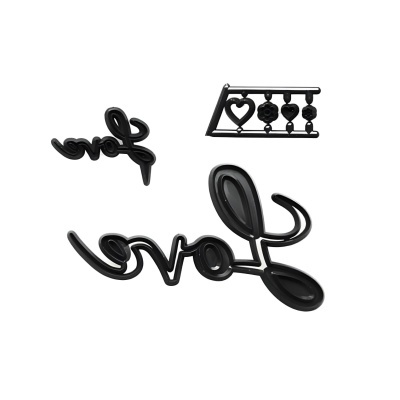 Moldes de silicone pretos com a palavra love e formas de coração e flor