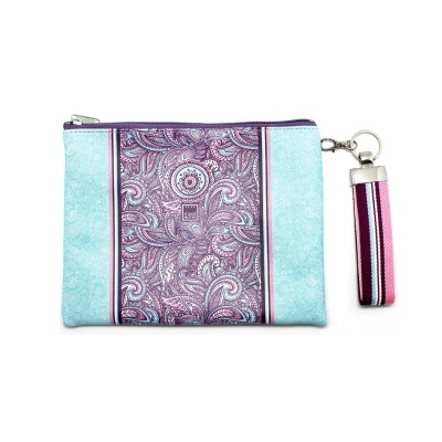 Bolsa pequena com padrão floral roxo e azul claro e alça riscada destacável