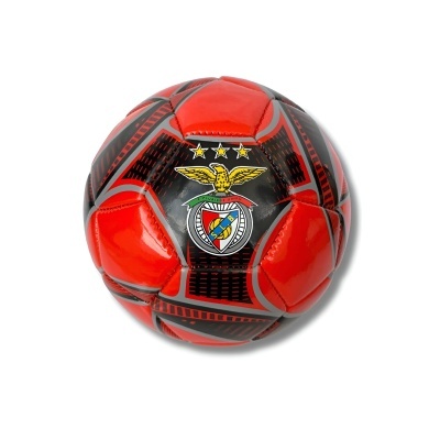 Bola de futebol vermelha e preta com símbolo do SL Benfica