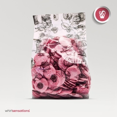 Saco plástico transparente com bolachas e ilustrações de bolos e doces