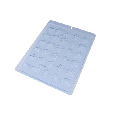 Moldes de plástico transparente com vários formatos repetidos em tabuleiro quadrado