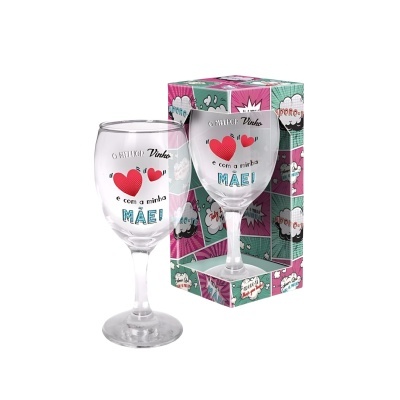 Copo de vidro com texto e corações e caixa colorida ao fundo