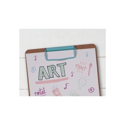 Tabuleiro com papel seguro por clip azul com desenhos coloridos e texto ART