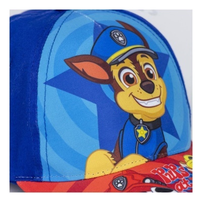 Boné infantil azul e vermelho com personagem da Patrulha Pata e texto colorido na aba.