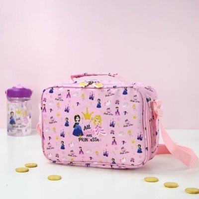 Mala rosa com padrão de princesas e texto e jarra plástica com tampa roxa