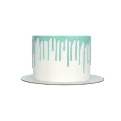 Bolo branco com cobertura azul claro escorrendo pelas laterais