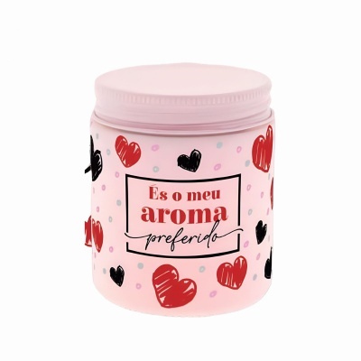 Pote de plástico rosa com tampa e design de corações e texto em português.