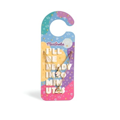 Cartão pendurador colorido com texto I'LL BE READY IN 30 MINUTES e colar dourado