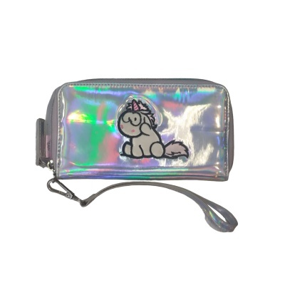 Carteira holográfica prateada com bordado de unicórnio e alça para pulso