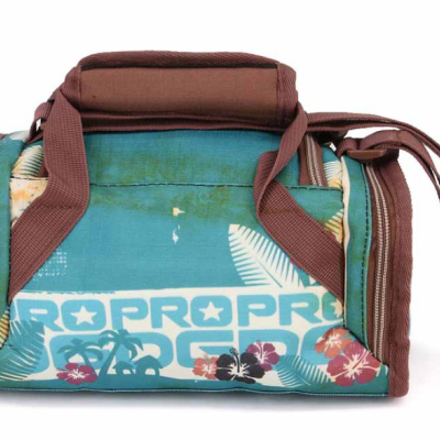 Saco de viagem pequeno azul com padrão floral e folhas e alças castanhas