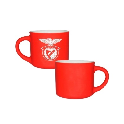 Duas canecas vermelhas em cerâmica com símbolo do Benfica numa delas