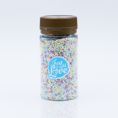 Frasco com pérolas coloridas e etiqueta 'Just add Love'