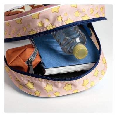 Estojos cor-de-rosa com estrelas amarelas e zíper azul abertos com garrafa, caderno azul e estojo laranja dentro