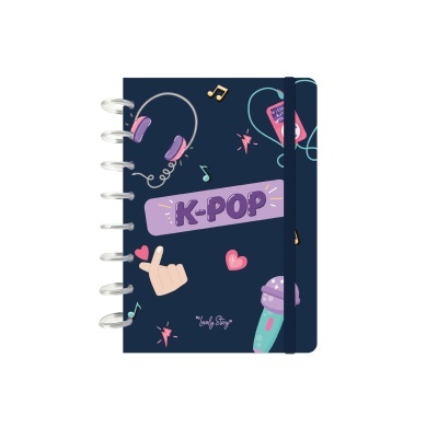 Caderno espiral azul escuro com ilustrações e texto K-POP na capa