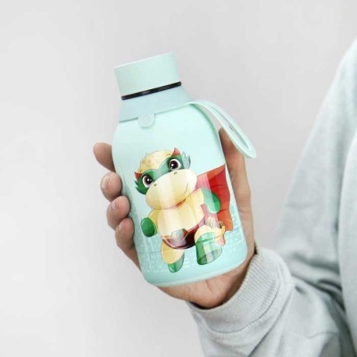 Garrafa de água azul claro com personagem de tartaruga desenhado
